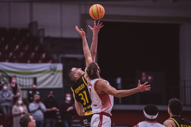ProA 20 Spieltag Artland Dragons vs Tigers Tuebingen, 15 02 2022 Daniel Keppeler Tigers Tuebingen, 31 , Adam Pechacek Artland Dragons, 0 ProA 20 Spieltag Artland Dragons vs Tigers Tuebingen on 15 02 2022 in Quakenbrueck Artland Arena , Germany, Copyright: xBEAUTIFULxSPORTS Neddermannx