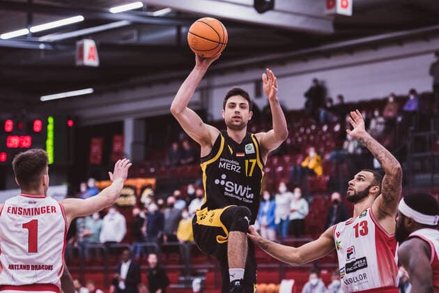 ProA 20 Spieltag Artland Dragons vs Tigers Tuebingen, 15 02 2022 Mateo Seric Tigers Tuebingen, 17 , Taren Valdis Sullivan Artland Dragons, 13 , Zachary Christopher Ensminger Artland Dragons, 1 ProA 20 Spieltag Artland Dragons vs Tigers Tuebingen on 15 02 2022 in Quakenbrueck Artland Arena , Germany, Copyright: xBEAUTIFULxSPORTS Neddermannx