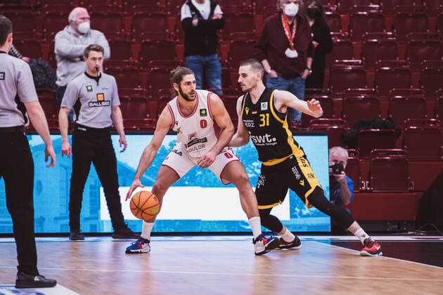 ProA 20 Spieltag Artland Dragons vs Tigers Tuebingen, 15 02 2022 Adam Pechacek Artland Dragons, 0 , Daniel Keppeler Tigers Tuebingen, 31 ProA 20 Spieltag Artland Dragons vs Tigers Tuebingen on 15 02 2022 in Quakenbrueck Artland Arena , Germany, Copyright: xBEAUTIFULxSPORTS Neddermannx
