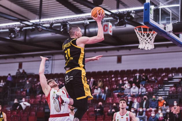 ProA 20 Matchday Artland Dragons vs Tigers Tuebingen, 15 02 2022 Thorben Doeding Artland Dragons, 4 , Daniel Keppeler Tigers Tuebingen, 31 ProA 20 Matchday Artland Dragons vs Tigers Tuebingen on 15 02 2022 in Quakenbrueck Artland Arena , Germany, Copyright: xBEAUTIFULxSPORTS Neddermannx