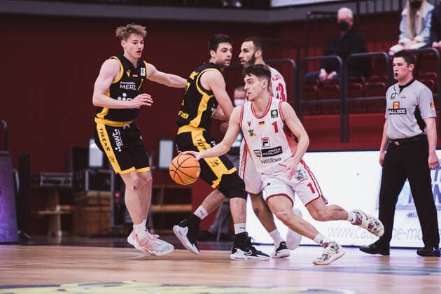 ProA 20 Matchday Artland Dragons vs Tigers Tuebingen, 15 02 2022 Timo Lanmueller Tigers Tuebingen, 7 , Mateo Seric Tigers Tuebingen, 17 , Taren Valdis Sullivan Artland Dragons, 13 , Zachary Christopher Ensminger Artland Dragons, 1 ProA 20 Matchday Artland Dragons vs Tigers Tuebingen on 15 02 2022 in Quakenbrueck Artland Arena , Germany, Copyright: xBEAUTIFULxSPORTS Neddermannx