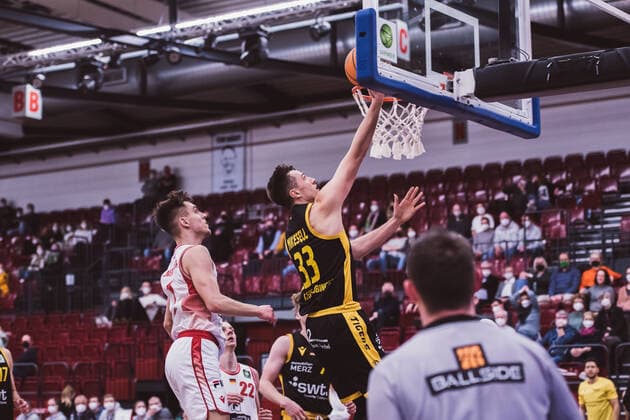 ProA 20 Spieltag Artland Dragons vs Tigers Tuebingen, 15 02 2022 Zachary Christopher Ensminger Artland Dragons, 1 , Ryan Richard Mikesell Tigers Tuebingen, 33 ProA 20 Spieltag Artland Dragons vs Tigers Tuebingen on 15 02 2022 in Quakenbrueck Artland Arena , Germany, Copyright: xBEAUTIFULxSPORTS Neddermannx