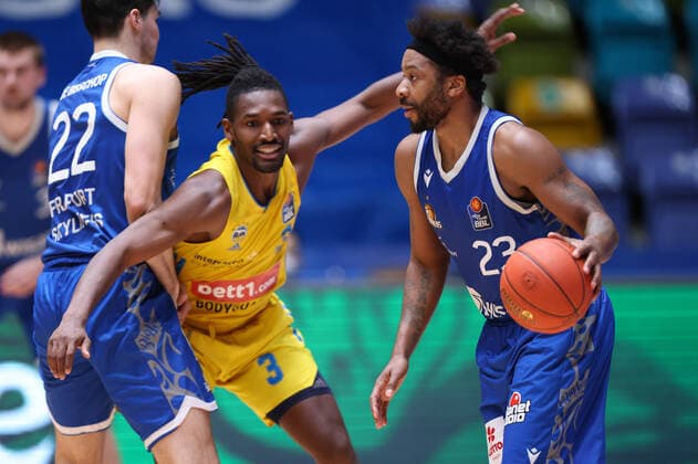 Fraport Skyliners Alba Berlin, easyCredit BBL Quantez Robertson Fraport Skyliners, 23 on the ball, left is blocked Jaleen Smith Alba Berlin, 3 by Brooks DeBisschop Fraport Skyliners, 22 Basketball match of the easyCredit BBL between Fraport Skyliners and Alba Berlin on 15 February 2022 at the Ballsporthalle in Frankfurt am Main , Frankfurt am Main Hesse Germany Ballsporthalle