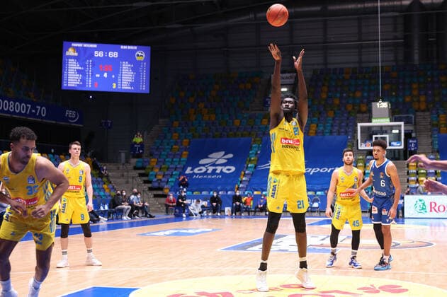 Fraport Skyliners Alba Berlin, easyCredit BBL Christ Koumadje Alba Berlin, 21 with a free throw Basketball game of the easyCredit BBL between the Fraport Skyliners and Alba Berlin on 15 February 2022 at the Ballsporthalle in Frankfurt am Main , Frankfurt am Main Hesse Germany Ballsporthalle