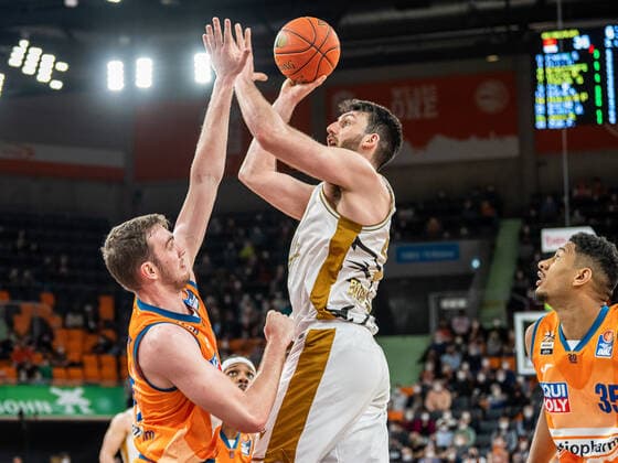 Owen Klassen Basketball Loewen Braunschweig, 05 in direct duel with Philipp Herkenhoff Ratiopharm Ulm, 14 , Ratiopharm Ulm vs Basketball Loewen Braunschweig, Basketball, Men, 1 Bundesliga, 15 02 2022 EIBNER Michael Schmidt Ratiopharm Ulm vs Basketball Loewen Braunschweig, Basketball, Men, 1 Bundesliga, 15 02 2022 Neu Ulm Copyright: xEIBNER MichaelxSchmidtx EP_MST
