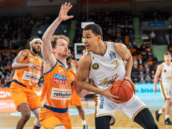 Nicholas Tischler Basketball Loewen Braunschweig, 03 in duel with Per Guenther Ratiopharm Ulm, 06 , Ratiopharm Ulm vs Basketball Loewen Braunschweig, Basketball, Men, 1 Bundesliga, 15 02 2022 EIBNER Michael Schmidt Ratiopharm Ulm vs Basketball Loewen Braunschweig, Basketball, Men, 1 Bundesliga, 15 02 2022 New Ulm Copyright: xEIBNER MichaelxSchmidtx EP_MST