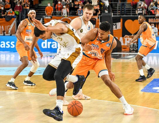 GER, BBL, ratiopharm Ulm vs Basketball Löwen Braunschweig 15.02.2022, ratiopharm arena, Neu-Ulm, GER, BBL, ratiopharm Ulm vs Basketball Löwen Braunschweig, im Bild Karim Jallow (Ulm, 35) verliert den Ball gegen Nicholas Tischler (Braunschweig, 3) nordphotoxGmbHx xHafner nph00200