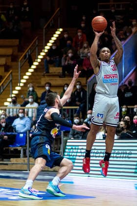 Timeric Dejaun Williams Jr (Jobstairs Gießen 46ers) im Zweikampf mit Jon Gudmundsson (HAKRO Merlins Crailsheim), HAKRO Merlins Crailsheim vs. Jobstairs Gießen 46ers, Basketball BBL Bundesliga, 22. Spieltag, 15.02.2022, Spielzeit 2021 2022 HAKRO Merlins Crailsheim vs. Jobstairs Gießen 46ers, Basketball BBL Bundesliga, 22. Spieltag, 15.02.2022, Spielzeit 2021 2022 Copyright: xEibner Memmlerx EP_MMR