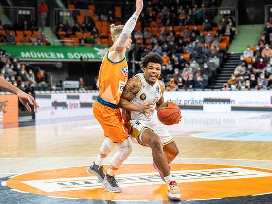 Tookie Brown Basketball Loewen Braunschweig, 00 in duel with Thomas Klepeisz Ratiopharm Ulm, 22 , Ratiopharm Ulm vs Basketball Loewen Braunschweig, Basketball, Men, 1 Bundesliga, 15 02 2022 EIBNER Michael Schmidt Ratiopharm Ulm vs Basketball Loewen Braunschweig, Basketball, Men, 1 Bundesliga, 15 02 2022 New Ulm Copyright: xEIBNER MichaelxSchmidtx EP_MST