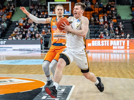 Ondrej Sehnal Basketball Loewen Braunschweig, 19 with speed against Thomas Klepeisz Ratiopharm Ulm, 22 , Ratiopharm Ulm vs Basketball Loewen Braunschweig, Basketball, Men, 1 Bundesliga, 15 02 2022 EIBNER Michael Schmidt Ratiopharm Ulm vs Basketball Loewen Braunschweig, Basketball, Men, 1 Bundesliga, 15 02 2022 New Ulm Copyright: xEIBNER MichaelxSchmidtx EP_MST