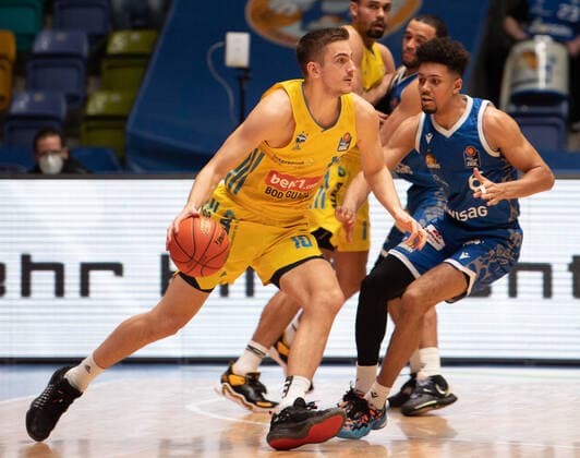 15 02 2022, xsltx, Basketball BBL Bundesliga, Frankfurt Skyliners Alba Berlin emspor, v l Tim Schneider PF Alba Berlin , Len Adam Schoormann Point Guard Fraport Skyliners DFL DFB REGULATIONS PROHIBIT ANY USE OF PHOTOGRAPHS as IMAGE SEQUENCES and or QUASI VIDEO Frankfurt am Main