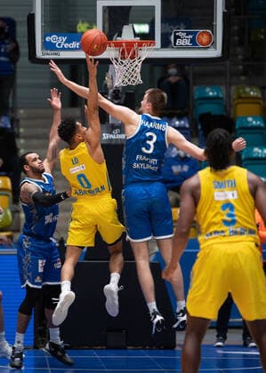 15.02.2022, xsltx, Basketball BBL Bundesliga, Frankfurt Skyliners - Alba Berlin emspor, v.l. Maodo LÃ - PG (Alba Berlin), Matt Haarms - Center (Fraport Skyliners), Jaleen Smith - SG PG (Alba Berlin) (DFL DFB REGULATIONS PROHIBIT ANY USE OF PHOTOGRAPHS as IMAGE SEQUENCES and or QUASI-VIDEO) Frankfurt am Main
