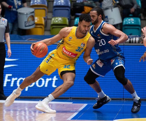 15 02 2022, xsltx, Basketball BBL Bundesliga, Frankfurt Skyliners Alba Berlin emspor, v l Johannes Thiemann PF C Alba Berlin , Rasheed Moore Power Forward Fraport Skyliners DFL DFB REGULATIONS PROHIBIT ANY USE OF PHOTOGRAPHS as IMAGE SEQUENCES and or QUASI VIDEO Frankfurt am Main
