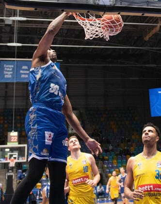 15 02 2022, xsltx, Basketball BBL Bundesliga, Frankfurt Skyliners Alba Berlin emspor, v l Dunk by Jamel McLean Forward Fraport Skyliners DFL DFB REGULATIONS PROHIBIT ANY USE OF PHOTOGRAPHS as IMAGE SEQUENCES and or QUASI VIDEO Frankfurt am Main
