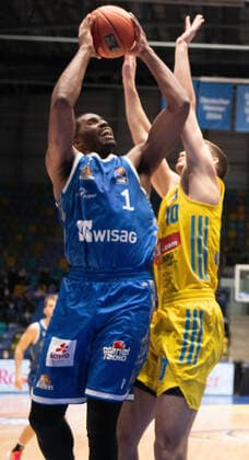 15 02 2022, xsltx, Basketball BBL Bundesliga, Frankfurt Skyliners Alba Berlin emspor, v l Jamel McLean Forward Fraport Skyliners , Tim Schneider PF Alba Berlin DFL DFB REGULATIONS PROHIBIT ANY USE OF PHOTOGRAPHS as IMAGE SEQUENCES and or QUASI VIDEO Frankfurt am Main