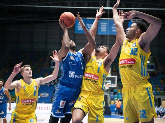 15 02 2022, xsltx, Basketball BBL Bundesliga, Frankfurt Skyliners Alba Berlin emspor, v l Tim Schneider PF Alba Berlin , Jamel McLean Forward Fraport Skyliners , Oscar da Silva PF C Alba Berlin , Johannes Thiemann PF C Alba Berlin DFL DFB REGULATIONS PROHIBIT ANY USE OF PHOTOGRAPHS as IMAGE SEQUENCES and or QUASI VIDEO Frankfurt am Main
