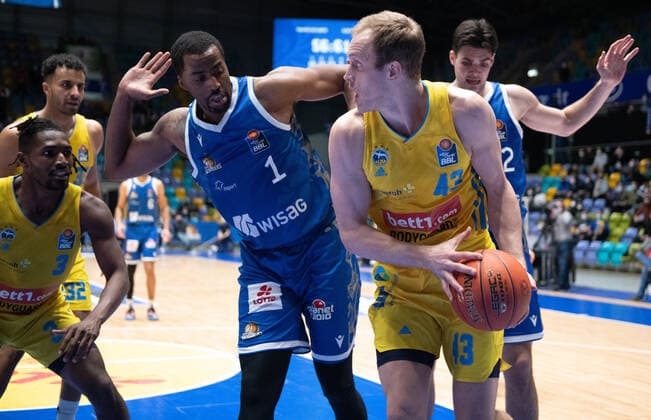 15 02 2022, xsltx, Basketball BBL Bundesliga, Frankfurt Skyliners Alba Berlin emspor, v l Jaleen Smith SG PG Alba Berlin , Johannes Thiemann PF C Alba Berlin , Jamel McLean Forward Fraport Skyliners , Luke Sikma PF Alba Berlin , Brooks DeBisschop Center Fraport Skyliners DFL DFB REGULATIONS PROHIBIT ANY USE OF PHOTOGRAPHS as IMAGE SEQUENCES and or QUASI VIDEO Frankfurt am Main