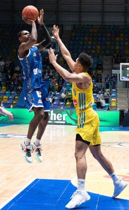 15.02.2022, xsltx, Basketball BBL Bundesliga, Frankfurt Skyliners - Alba Berlin emspor, v.l. Brancou Badio - Point Guard (Fraport Skyliners), Maodo LÃ - PG (Alba Berlin) (DFL DFB REGULATIONS PROHIBIT ANY USE OF PHOTOGRAPHS as IMAGE SEQUENCES and or QUASI-VIDEO) Frankfurt am Main