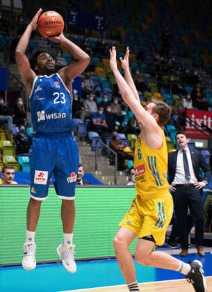 15 02 2022, xsltx, Basketball BBL Bundesliga, Frankfurt Skyliners Alba Berlin emspor, v l Quantez Robertson Shoot Guard Fraport Skyliners , Malte Delow SF SG Alba Berlin DFL DFB REGULATIONS PROHIBIT ANY USE OF PHOTOGRAPHS as IMAGE SEQUENCES and or QUASI VIDEO Frankfurt am Main