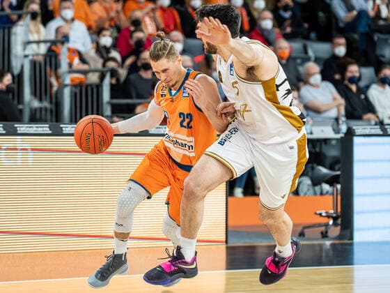 Thomas Klepeisz Ratiopharm Ulm, 22 in duel with Owen Klassen Basketball Loewen Braunschweig, 05 , Ratiopharm Ulm vs Basketball Loewen Braunschweig, Basketball, Men, 1 Bundesliga, 15 02 2022 EIBNER Michael Schmidt Ratiopharm Ulm vs Basketball Loewen Braunschweig, Basketball, Men, 1 Bundesliga, 15 02 2022 New Ulm Copyright: xEIBNER MichaelxSchmidtx EP_MST