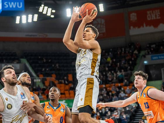Brandon Tischler Basketball Loewen Braunschweig, 13 at the basket, Ratiopharm Ulm vs Basketball Loewen Braunschweig, Basketball, Men, 1 Bundesliga, 15 02 2022 EIBNER Michael Schmidt Ratiopharm Ulm vs Basketball Loewen Braunschweig, Basketball, Men, 1 Bundesliga, 15 02 2022 Neu Ulm Copyright: xEIBNER MichaelxSchmidtx EP_MST