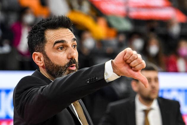 GER, BBL, ratiopharm Ulm vs Basketball Löwen Braunschweig 15.02.2022, ratiopharm arena, Neu-Ulm, GER, BBL, ratiopharm Ulm vs Basketball Löwen Braunschweig, im Bild Jesus Ramirez (Braunschweig) zeigt den Daumen nach unten nordphotoxGmbHx xHafner nph00200