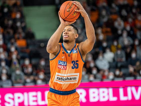 Karim Jallow Ratiopharm Ulm, 35 at the throw, Ratiopharm Ulm vs Basketball Loewen Braunschweig, basketball, men, 1 Bundesliga, 15 02 2022 EIBNER Michael Schmidt Ratiopharm Ulm vs Basketball Loewen Braunschweig, basketball, men, 1 Bundesliga, 15 02 2022 Neu Ulm Copyright: xEIBNER MichaelxSchmidtx EP_MST