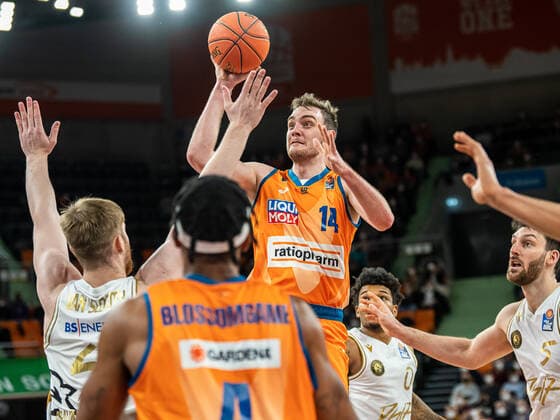 Philipp Herkenhoff Ratiopharm Ulm, 14 at the throw, Ratiopharm Ulm vs Basketball Loewen Braunschweig, Basketball, Men, 1 Bundesliga, 15 02 2022 EIBNER Michael Schmidt Ratiopharm Ulm vs Basketball Loewen Braunschweig, Basketball, Men, 1 Bundesliga, 15 02 2022 Neu Ulm Copyright: xEIBNER MichaelxSchmidtx EP_MST