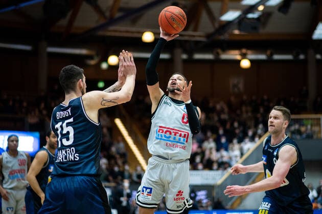 Kendale Deshawn McCullum (Jobstairs Gießen 46ers) im Zweikampf Bogdan Radosavljevic (HAKRO Merlins Crailsheim) , HAKRO Merlins Crailsheim vs. Jobstairs Gießen 46ers, Basketball BBL Bundesliga, 22. Spieltag, 15.02.2022, Spielzeit 2021 2022 HAKRO Merlins Crailsheim vs. Jobstairs Gießen 46ers, Basketball BBL Bundesliga, 22. Spieltag, 15.02.2022, Spielzeit 2021 2022 Copyright: xEibner Memmlerx EP_MMR