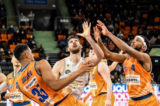 GER, BBL, ratiopharm Ulm vs Basketball Löwen Braunschweig 15.02.2022, ratiopharm arena, Neu-Ulm, GER, BBL, ratiopharm Ulm vs Basketball Löwen Braunschweig, im Bild Karim Jallow (Ulm, 35), Owen Klassen (Braunschweig, 5), Jaron Blossomgame (Ulm, 4), taktischen Abwarten vor dem Rebound nordphotoxGmbHx xHafner nph00200