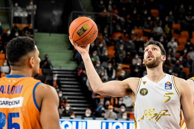 GER, BBL, ratiopharm Ulm vs Basketball Löwen Braunschweig 15.02.2022, ratiopharm arena, Neu-Ulm, GER, BBL, ratiopharm Ulm vs Basketball Löwen Braunschweig, im Bild Karim Jallow (Ulm, 35), Owen Klassen (Braunschweig, 5) nordphotoxGmbHx xHafner nph00200