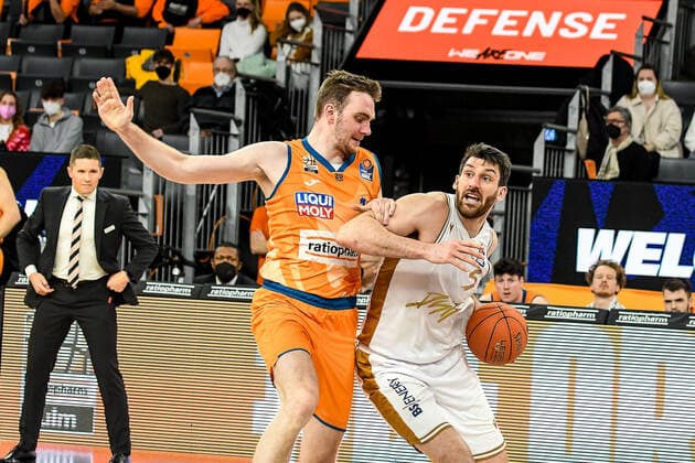 GER, BBL, ratiopharm Ulm vs Basketball Löwen Braunschweig 15.02.2022, ratiopharm arena, Neu-Ulm, GER, BBL, ratiopharm Ulm vs Basketball Löwen Braunschweig, im Bild Owen Klassen (Braunschweig, 5) setzt sich gegen Philipp Herkenhoff (Ulm, 14) durch nordphotoxGmbHx xHafner nph00200