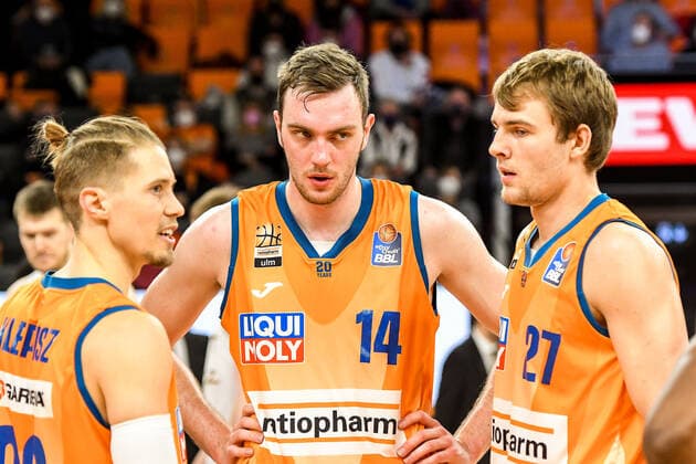 GER, BBL, ratiopharm Ulm vs Basketball Löwen Braunschweig 15.02.2022, ratiopharm arena, Neu-Ulm, GER, BBL, ratiopharm Ulm vs Basketball Löwen Braunschweig, im Bild Thomas Klepeisz (Ulm, 22), Philipp Herkenhoff (Ulm, 14), Moritz Krimmer (Ulm, 27) nordphotoxGmbHx xHafner nph00200