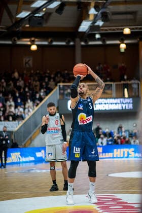 Maurice Stuckey (HAKRO Merlins Crailsheim) beim Freiwurf, HAKRO Merlins Crailsheim vs. Jobstairs Gießen 46ers, Basketball BBL Bundesliga, 22. Spieltag, 15.02.2022, Spielzeit 2021 2022 HAKRO Merlins Crailsheim vs. Jobstairs Gießen 46ers, Basketball BBL Bundesliga, 22. Spieltag, 15.02.2022, Spielzeit 2021 2022 Copyright: xEibner Memmlerx EP_MMR
