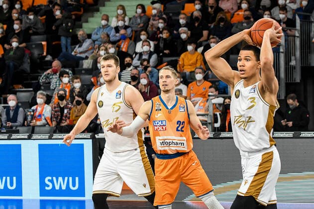 GER, BBL, ratiopharm Ulm vs Basketball Löwen Braunschweig 15.02.2022, ratiopharm arena, Neu-Ulm, GER, BBL, ratiopharm Ulm vs Basketball Löwen Braunschweig, im Bild Martin Peterka (Braunschweig, 15), Thomas Klepeisz (Ulm, 22), Nicholas Tischler (Braunschweig, 3) nordphotoxGmbHx xHafner nph00200