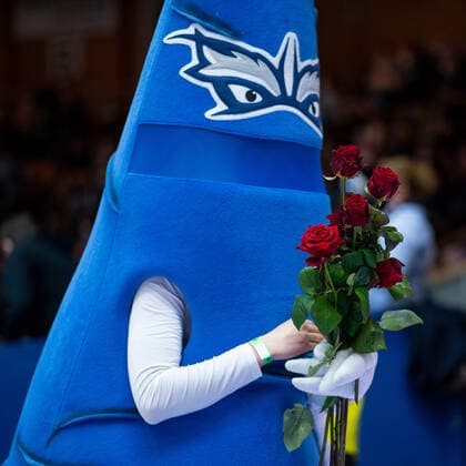 Sport Bilder des Tages Maskottchen Hutini mit Rosen zum Valentinstag, HAKRO Merlins Crailsheim vs. Jobstairs Gießen 46ers, Basketball BBL Bundesliga, 22. Spieltag, 15.02.2022, Spielzeit 2021 2022 HAKRO Merlins Crailsheim vs. Jobstairs Gießen 46ers, Basketball BBL Bundesliga, 22. Spieltag, 15.02.2022, Spielzeit 2021 2022 Copyright: xEibner Memmlerx EP_MMR