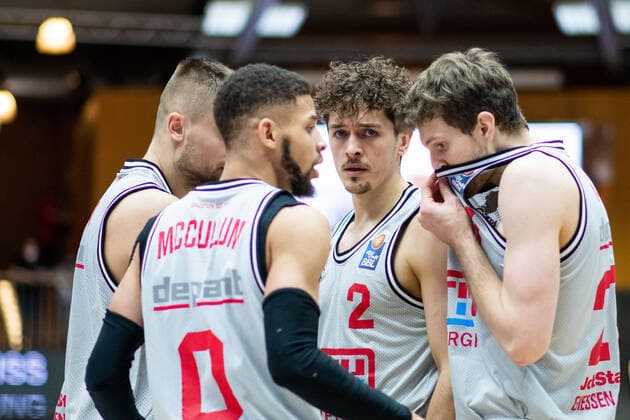 Dennis Daniel Nawrocki (Jobstairs Gießen 46ers), Kendale Deshawn McCullum (Jobstairs Gießen 46ers), Florian Koch (Jobstairs Gießen 46ers) besprechen sich, HAKRO Merlins Crailsheim vs. Jobstairs Gießen 46ers, Basketball BBL Bundesliga, 22. Spieltag, 15.02.2022, Spielzeit 2021 2022 HAKRO Merlins Crailsheim vs. Jobstairs Gießen 46ers, Basketball BBL Bundesliga, 22. Spieltag, 15.02.2022, Spielzeit 2021 2022 Copyright: xEibner Memmlerx EP_MMR