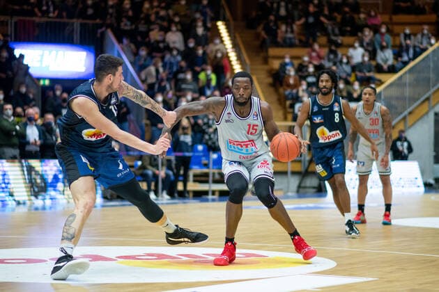 Jalon Demarco Miller (Jobstairs Gießen 46ers) im Zweikampf Bogdan Radosavljevic (HAKRO Merlins Crailsheim), HAKRO Merlins Crailsheim vs. Jobstairs Gießen 46ers, Basketball BBL Bundesliga, 22. Spieltag, 15.02.2022, Spielzeit 2021 2022 HAKRO Merlins Crailsheim vs. Jobstairs Gießen 46ers, Basketball BBL Bundesliga, 22. Spieltag, 15.02.2022, Spielzeit 2021 2022 Copyright: xEibner Memmlerx EP_MMR