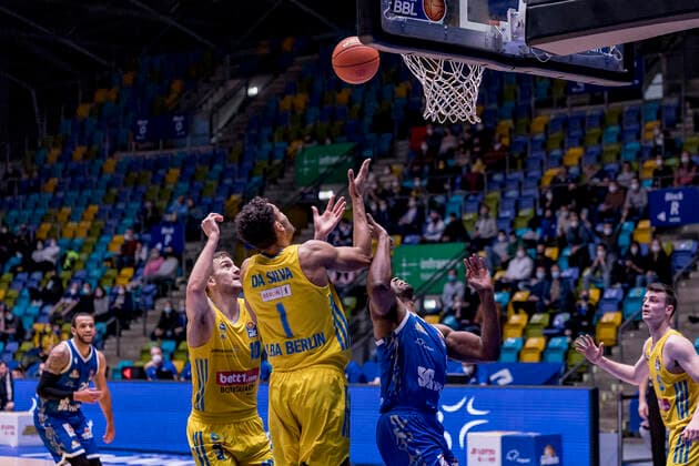 easycredit BBL, Fraport Skyliners vs Alba Berlin, Frankfurt, Fraport Arena, 15 2 2022 Jamel McLean Fraport Skyliners 1 Oscar Da Silva Alba Berlin 1 Tim Schneider Alba Berlin 10 , Fraport Skyliners vs Alba Berlin, Frankfurt, Fraport Arena, 15 2 2022 Copyright: xBEAUTIFULxSPORTS Gawlikx