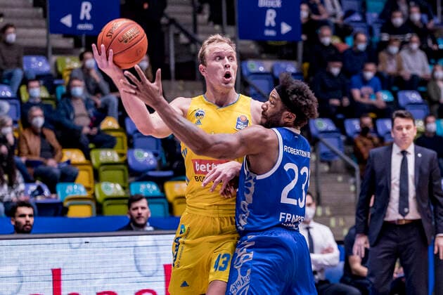 easycredit BBL, Fraport Skyliners vs Alba Berlin, Frankfurt, Fraport Arena, 15 2 2022 Luke Sikma Alba Berlin 43 Quantez Robertson Fraport Skyliners 23 , Fraport Skyliners vs Alba Berlin, Frankfurt, Fraport Arena, 15 2 2022 Copyright: xBEAUTIFULxSPORTS Gawlikx
