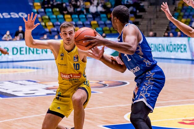 easycredit BBL, Fraport Skyliners vs Alba Berlin, Frankfurt, Fraport Arena, 15 2 2022 Tim Schneider Alba Berlin 10 Jamel McLean Fraport Skyliners 1 , Fraport Skyliners vs Alba Berlin, Frankfurt, Fraport Arena, 15 2 2022 Copyright: xBEAUTIFULxSPORTS Gawlikx