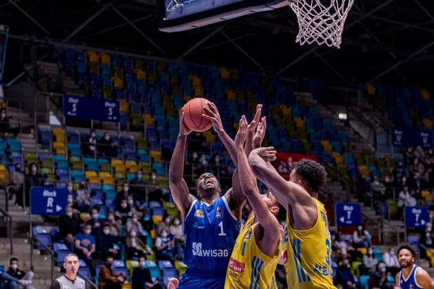 easycredit BBL, Fraport Skyliners vs Alba Berlin, Frankfurt, Fraport Arena, 15 2 2022 Jamel McLean Fraport Skyliners 1 Oscar Da Silva Alba Berlin 1 Johannes Thiemann Alba Berlin 32 , Fraport Skyliners vs Alba Berlin, Frankfurt, Fraport Arena, 15 2 2022 Copyright: xBEAUTIFULxSPORTS Gawlikx