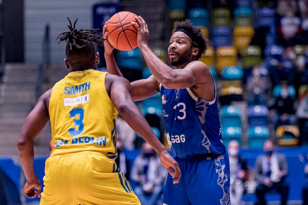 easycredit BBL, Fraport Skyliners vs Alba Berlin, Frankfurt, Fraport Arena, 15 2 2022 Quantez Robertson Fraport Skyliners 23 Jaleen Smith Alba Berlin 3 , Fraport Skyliners vs Alba Berlin, Frankfurt, Fraport Arena, 15 2 2022 Copyright: xBEAUTIFULxSPORTS Gawlikx