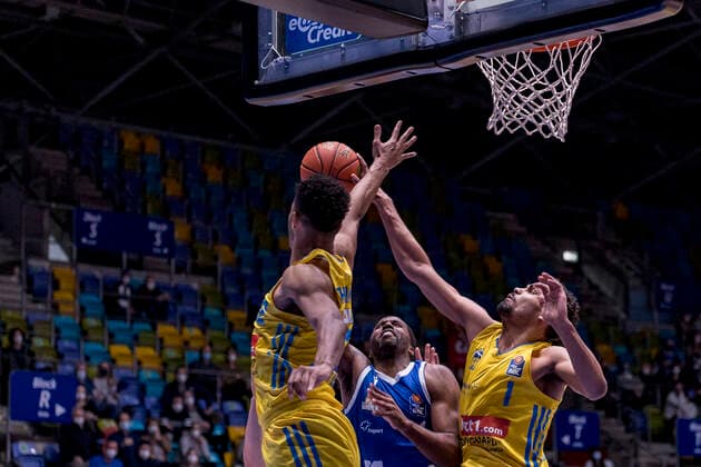 easycredit BBL, Fraport Skyliners vs Alba Berlin, Frankfurt, Fraport Arena, 15 2 2022 Jamel McLean Fraport Skyliners 1 Oscar Da Silva Alba Berlin 1 Johannes Thiemann Alba Berlin 32 , Fraport Skyliners vs Alba Berlin, Frankfurt, Fraport Arena, 15 2 2022 Copyright: xBEAUTIFULxSPORTS Gawlikx