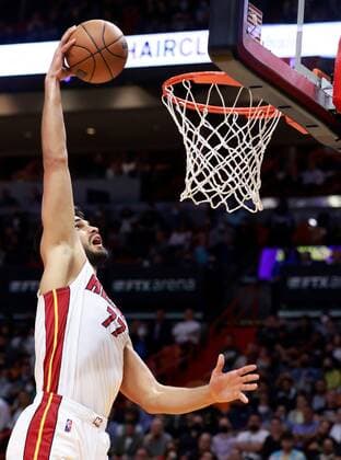 Miami Heat center Omar Yurtseven dunks against the Dallas Mavericks, during a NBA, Basketball Herren, USA game at FTX Arena in Miami, Florida, USA, 15 February 2022. Dallas Mavericks at Miami Heat !ACHTUNG: NUR REDAKTIONELLE NUTZUNG!  Copyright: xRHONAxWISEx AME6074 20220216-1c943ac5432524f7ba7d77f6dc1fca6acf4b12b8