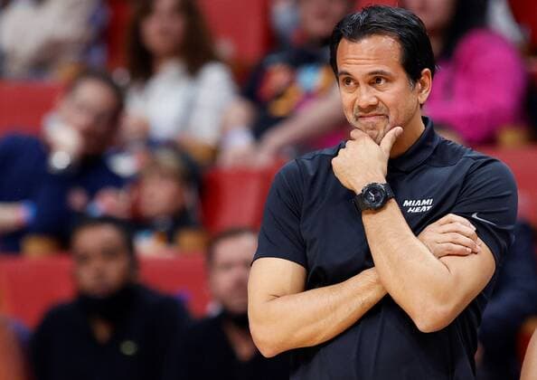 Miami Heat head coach Erik Spoelstra reacts against the Dallas Mavericks, during a NBA, Basketball Herren, USA game at FTX Arena in Miami, Florida, USA, 15 February 2022. Dallas Mavericks at Miami Heat !ACHTUNG: NUR REDAKTIONELLE NUTZUNG!  Copyright: xRHONAxWISEx AME6080 20220216-fdb6d12958062522b69a6b778ccf91e2a43d87eb