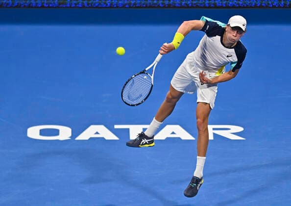 (220216) -- DOHA, Feb. 16, 2022 -- Emil Ruusuvuori of Finland serves to David Goffin of Belgium the first round of ATP, Tennis Herren Qatar Open Tennis match at the Khalifa International Tennis Complex in Doha, capital of Qatar, Feb. 15, 2022. (Photo by Xinhua) (SP)QATAR-DOHA Table tennis, Tischtennis ATP QATAR OPEN-FIRST ROUND Nikku 