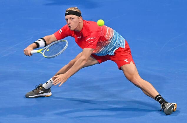 (220216) -- DOHA, Feb. 16, 2022 -- Alejandro Davidovich Fokina of Spain returns the ball to Malek Jaziri of Tunisia during the first round of ATP, Tennis Herren Qatar Open Tennis match at the Khalifa International Tennis Complex in Doha, capital of Qatar, Feb. 15, 2022. (Photo by Xinhua) (SP)QATAR-DOHA Table tennis, Tischtennis ATP QATAR OPEN-FIRST ROUND Nikku 