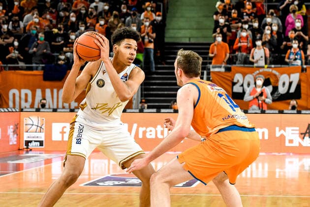 GER, BBL, ratiopharm Ulm vs Basketball Löwen Braunschweig 15.02.2022, ratiopharm arena, Neu-Ulm, GER, BBL, ratiopharm Ulm vs Basketball Löwen Braunschweig, im Bild Sananda Fru (Braunschweig, 10), Philipp Herkenhoff (Ulm, 14) nordphotoxGmbHx xHafner nph00200
