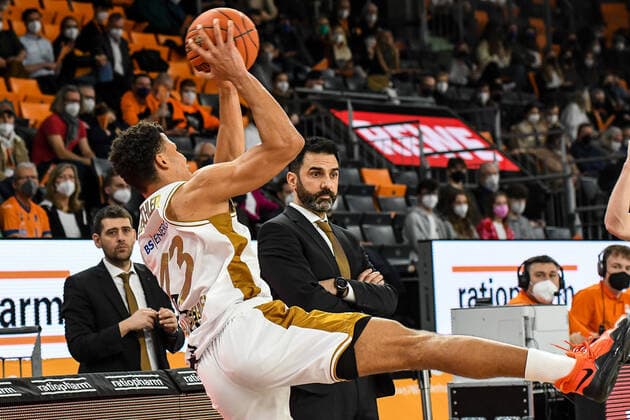 GER, BBL, ratiopharm Ulm vs Basketball Löwen Braunschweig 15.02.2022, ratiopharm arena, Neu-Ulm, GER, BBL, ratiopharm Ulm vs Basketball Löwen Braunschweig, im Bild Kostas Papazoglou (Braunschweig), Brandon Tischler (Braunschweig, 13), Jesus Ramirez (Braunschweig) nordphotoxGmbHx xHafner nph00200